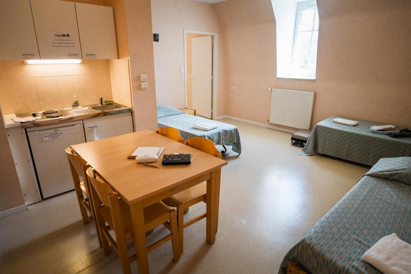 Accueil Du Couvent De Malet Hotel Saint-Come-d'Olt Ruang foto